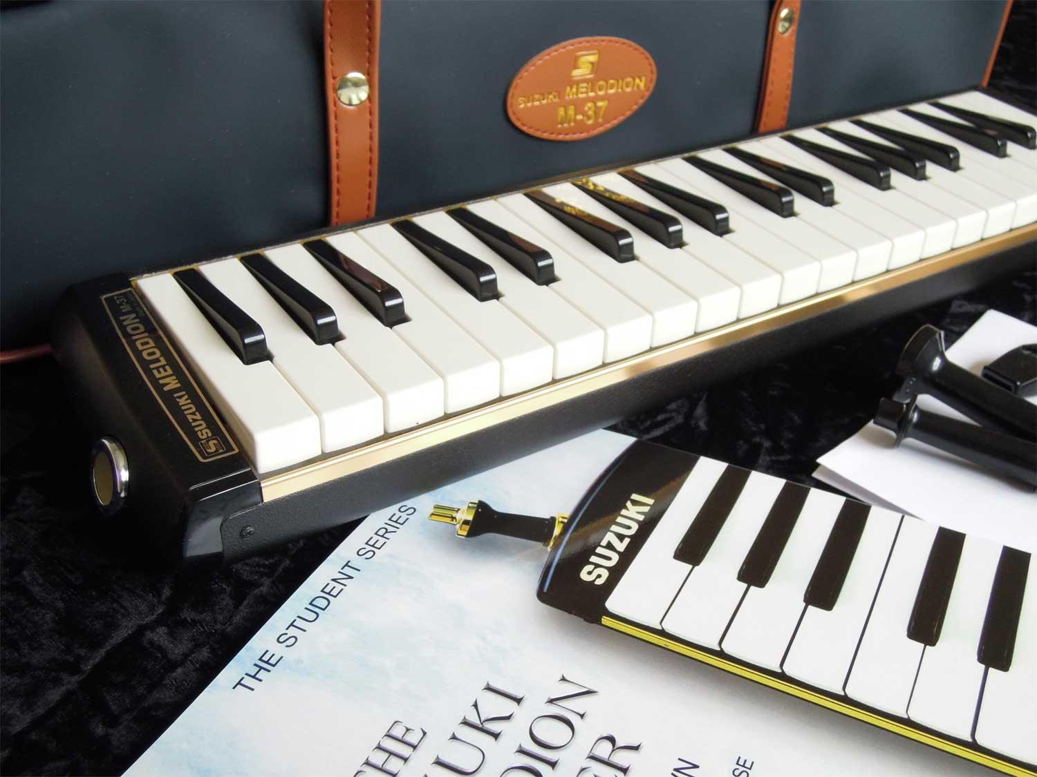 Melodica Suzuki M37C 37 keys. Very easy to play!
