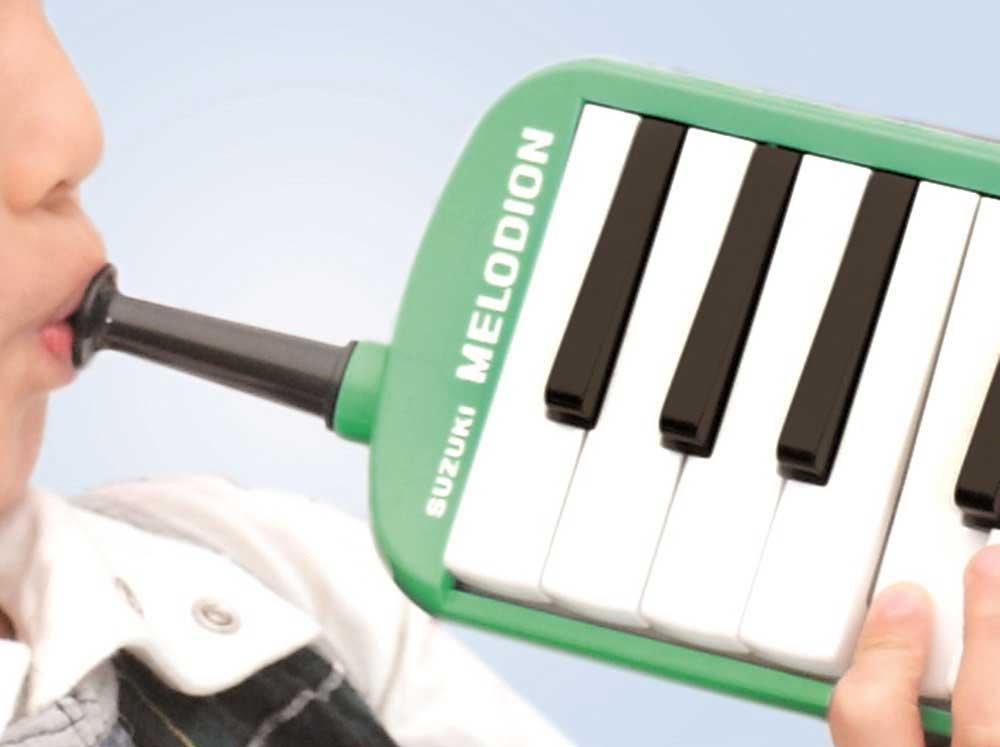 Suzuki MX32C Alto melodica with 32 keys. Very easy to play!